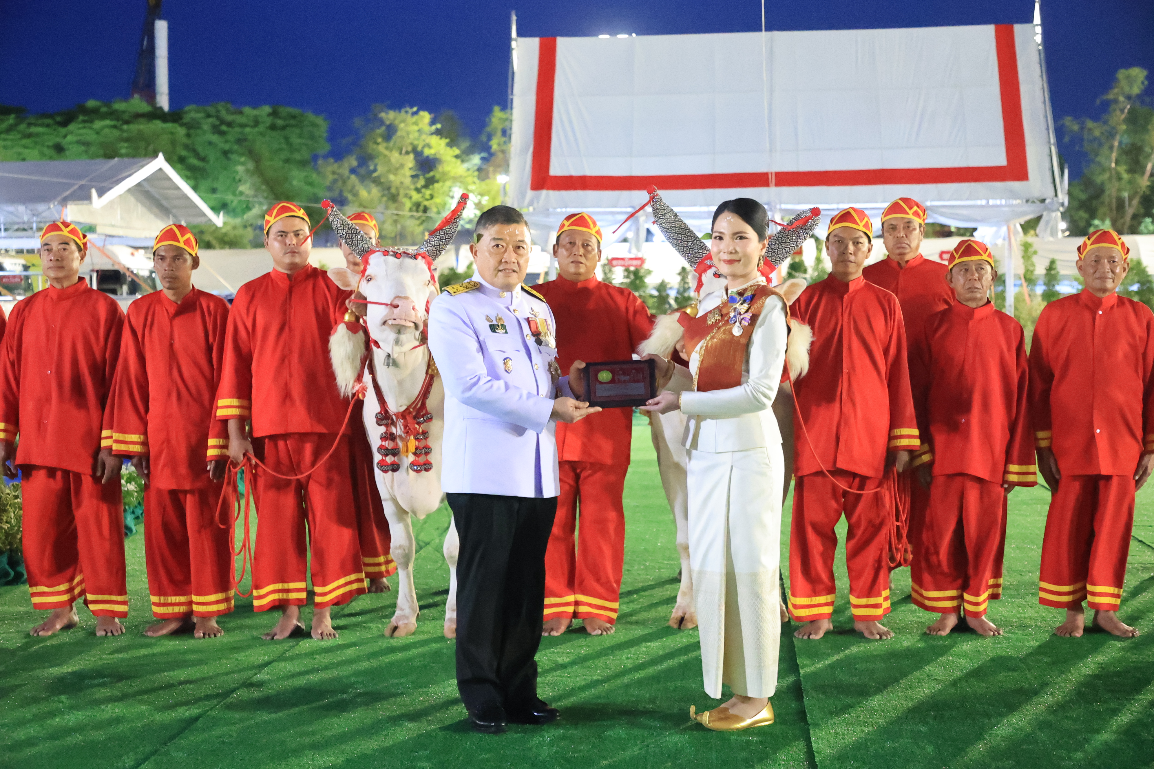 title - ปลัดเกษตรฯ ผู้ทำหน้าที่พระยาแรกนา พร้อมด้วยเทพีคู่หาบทองและเทพีคู่หาบเงิน ทำพิธีล้างมือพระยาแรกนา และเจิมหน้าพระโค